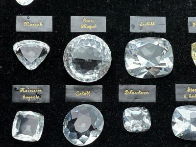 25 Glass Reproductions of Historical Diamonds Leather Pad Case Sothebys Prov 