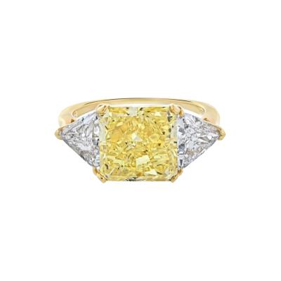 5 CARAT RADIANT CUT DIAMOND FANCY VIVID YELLOW GIA TRILLIONS RING