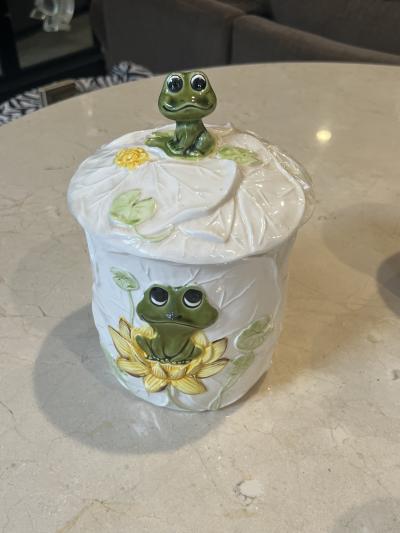5 PIECE WHIMSICAL CERAMIC FROG AND LILY PAD KITCHEN CANNISTER SET