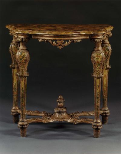 9266 A FINE PAIR OF WHITE PAINTED SILVER GILT CONSOLE TABLES