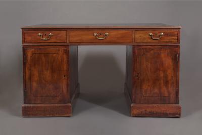 9517 A FINE GEORGE III MAHOGANY EBONY INLAID CHIPPENDALE PERIOD PEDESTAL DESK