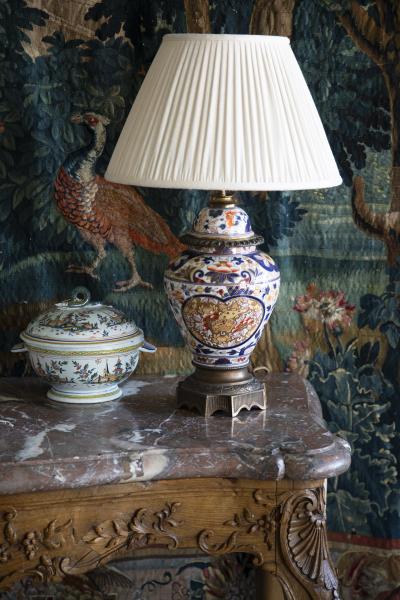 A BAYEUX PORCELAIN VASE WITH IMARI DECORATION CONVERTED TO A TABLE LAMP