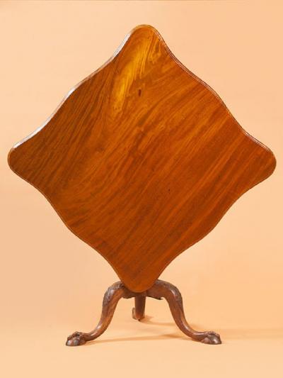 A CHIPPENDALE CARVED MAHOGANY TILT TOP TEA TABLE