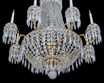 A CLASSIC REGENCY EIGHT LIGHT CUT GLASS CHANDELIER