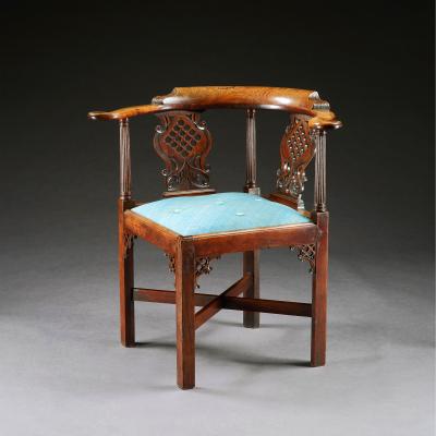 A FINE GEORGE II PERIOD CARVED MAHOGANY CORNER CHAIR