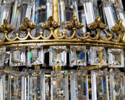 A FINE REGENCY PERIOD CUT GLASS CHANDELIER