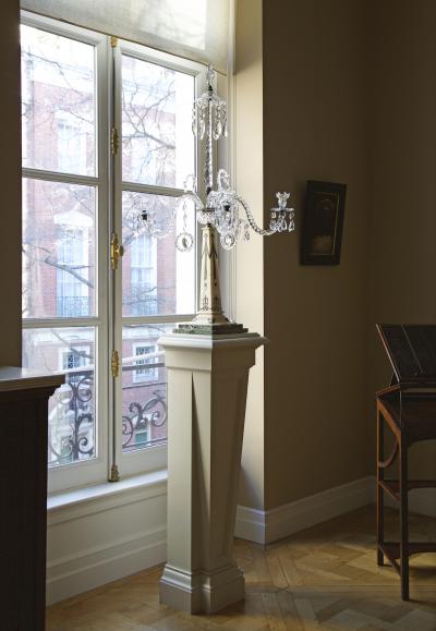 A PAIR OF STATUARY MARBLE VERDE ANTICO AND SCAGLIOLA INLAID CANDELABRA