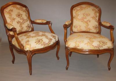 A Pair of Walnut Armchairs poltrone 