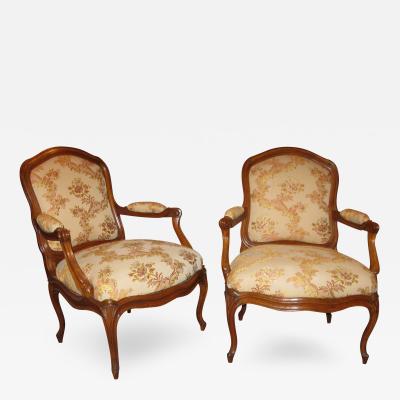 A Pair of Walnut Armchairs poltrone 