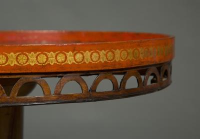 A RARE WALNUT AND BOXWOOD INLAID CIRCULAR CENTER TABLE