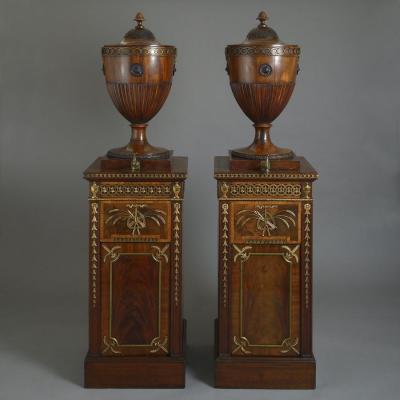 A SERIOUS PAIR OF CHIPPENDALE PERIOD DINING ROOM URNS ENGLISH CIRCA 1770