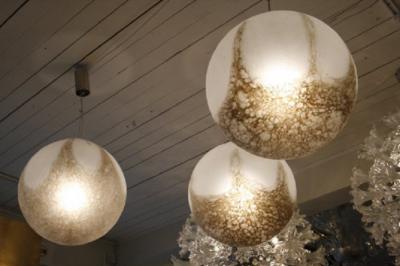 A SET OF 8 LA MURRINA BARBARICO SUSPENDING LIGHTS