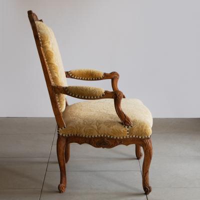 A SET OF FOUR EARLY 18TH CENTURY REGENCE FAUTEUILS LA REINE OR OPEN ARMCHAIRS