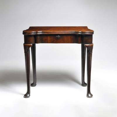 A SMALL PROPORTIONED GEORGE II PERIOD MAHOGANY TEA TABLE