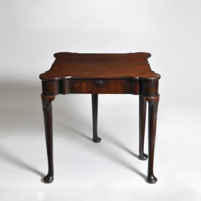 A SMALL PROPORTIONED GEORGE II PERIOD MAHOGANY TEA TABLE