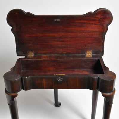 A SMALL PROPORTIONED GEORGE II PERIOD MAHOGANY TEA TABLE