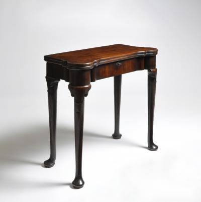 A SMALL PROPORTIONED GEORGE II PERIOD MAHOGANY TEA TABLE