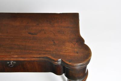 A SMALL PROPORTIONED GEORGE II PERIOD MAHOGANY TEA TABLE