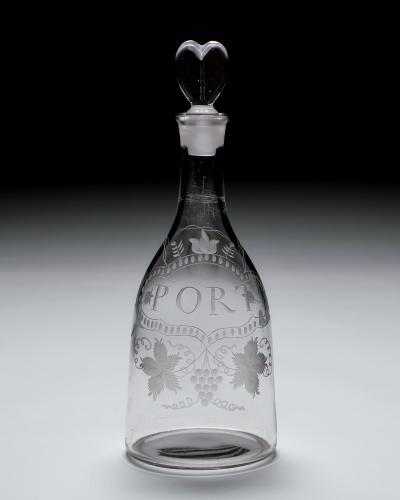 AN ELEGANTLY ENGRAVED PORT DECANTER