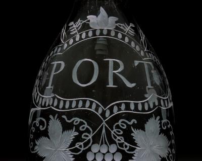 AN ELEGANTLY ENGRAVED PORT DECANTER