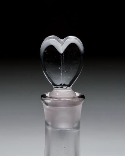 AN ELEGANTLY ENGRAVED PORT DECANTER
