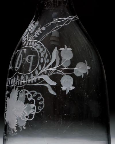 AN ELEGANTLY ENGRAVED PORT DECANTER