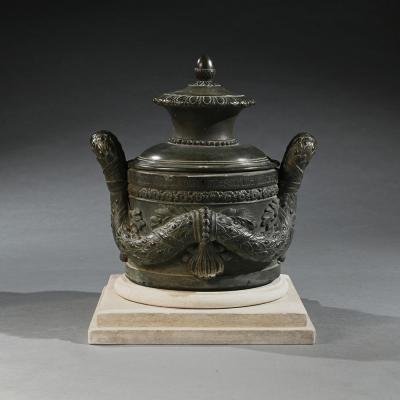 AN EXTREMELY RARE ITALIAN LATE 18TH C BRONZE LOCKING VESSEL