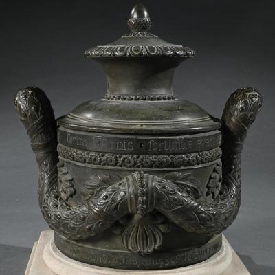 AN EXTREMELY RARE ITALIAN LATE 18TH C BRONZE LOCKING VESSEL