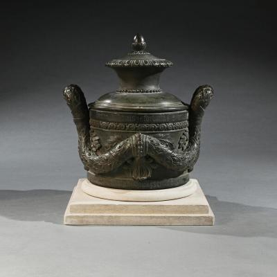 AN EXTREMELY RARE ITALIAN LATE 18TH C BRONZE LOCKING VESSEL