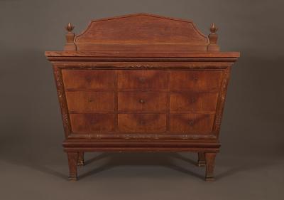 AN INTERESTING ARTS AND CRAFTS OAK COMMODE
