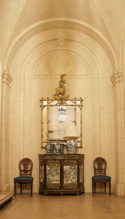 AN INTERESTING LATE REGENCY CARVED GILTWOOD MIRROR SURMOUNTED BY A CARVED HERON