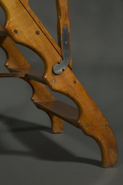 AN UNUSUAL MECHANICAL ARTS CRAFTS PERIOD FRUITWOOD LIBRARY LADDER