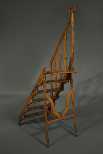 AN UNUSUAL MECHANICAL ARTS CRAFTS PERIOD FRUITWOOD LIBRARY LADDER