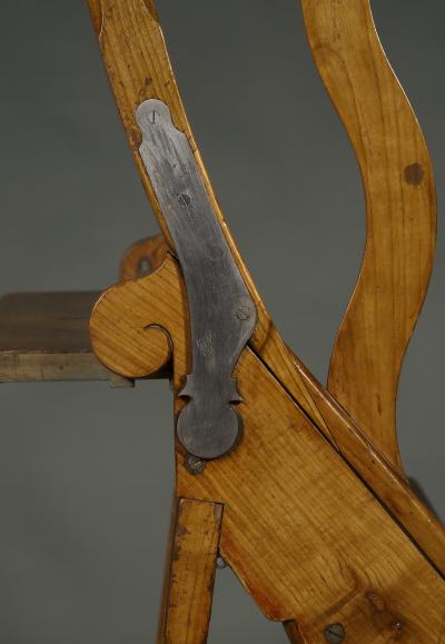 AN UNUSUAL MECHANICAL ARTS CRAFTS PERIOD FRUITWOOD LIBRARY LADDER