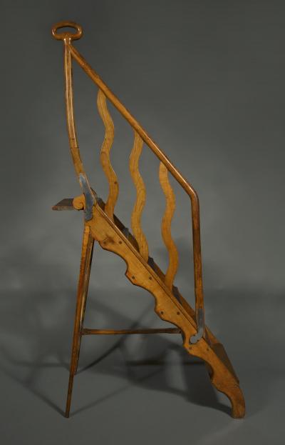 AN UNUSUAL MECHANICAL ARTS CRAFTS PERIOD FRUITWOOD LIBRARY LADDER