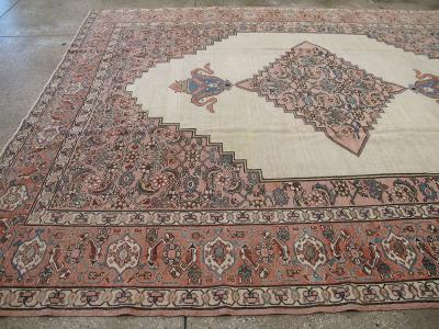 ANTIQUE PERSIAN SERAPI CARPET