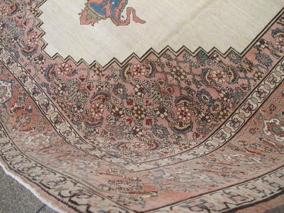 ANTIQUE PERSIAN SERAPI CARPET