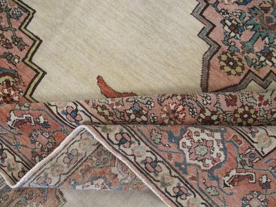 ANTIQUE PERSIAN SERAPI CARPET