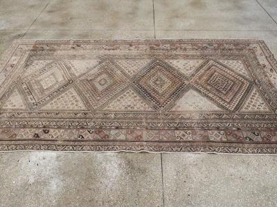 ANTIQUE PERSIAN SHIRAZ GALLERY RUG