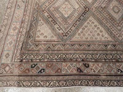 ANTIQUE PERSIAN SHIRAZ GALLERY RUG