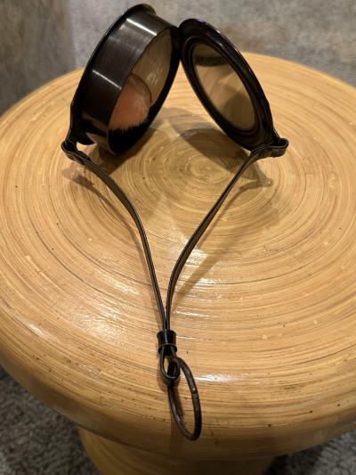 ART DECO CELLULOID LEATHER STRAP FLAPPER PURSE WITH FLOWER DETAIL