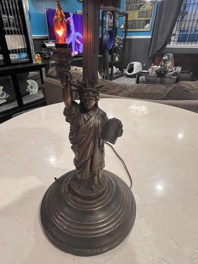 ART DECO STATUE OF LIBERTY STANDING ASHTRAY WITH ILLUMINATED TORCH