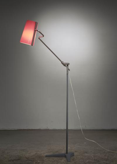 Adjustable floor lamp
