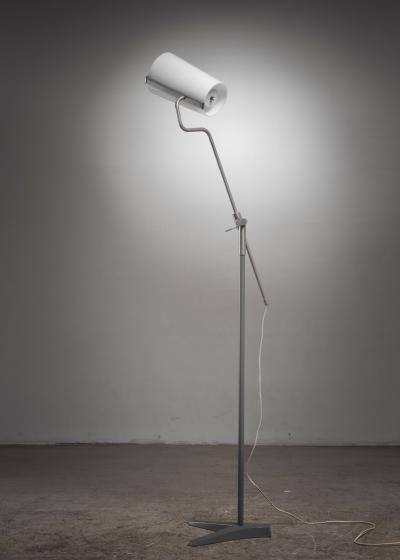 Adjustable floor lamp