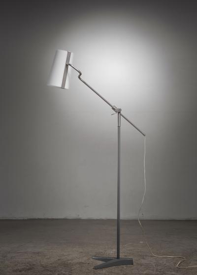 Adjustable floor lamp