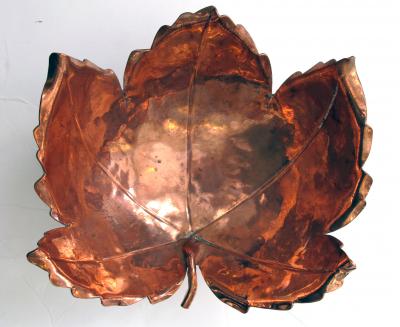 Alfredo Sciarrotta A beautifully rendered American hand wrought copper maple leaf bowl