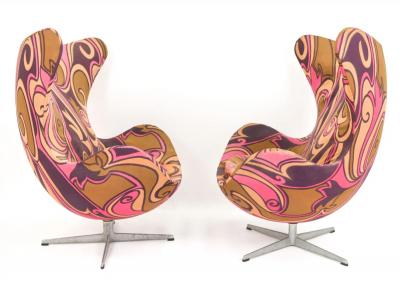 Arne Jacobsen A rare pair of Arne Jacobsen Egg chairs with ottoman for Fritz Hansen C 1973