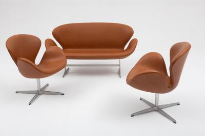 Arne Jacobsen Arne Jacobsen Swan Sofa Pair of Chairs in Cognac Leather Set of 3