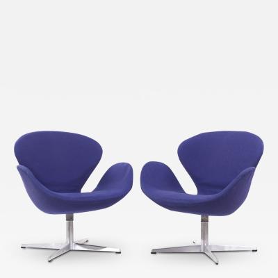 Arne Jacobsen Arne Jacobsen for Fritz Hansen Mid Century Swan Chairs Pair