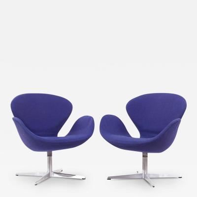 Arne Jacobsen Arne Jacobsen for Fritz Hansen Mid Century Swan Chairs Pair